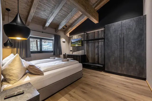 Suite unter Holzbalken